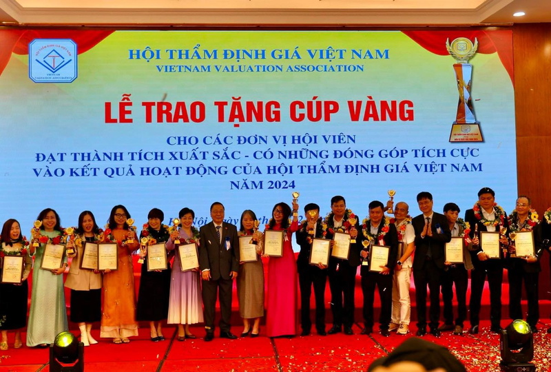 Cúp vàng thẩm định giá uy tín Việt Nam Valu